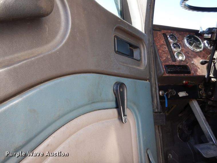 image for item DR1273 2000 International 9200i  semi truck