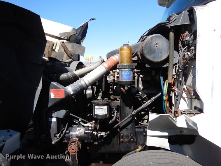 image for item DR1273 2000 International 9200i  semi truck