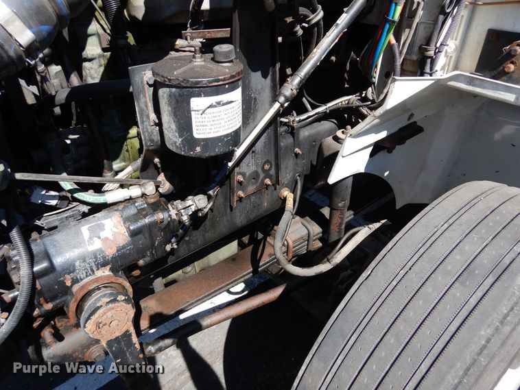 image for item DR1273 2000 International 9200i  semi truck