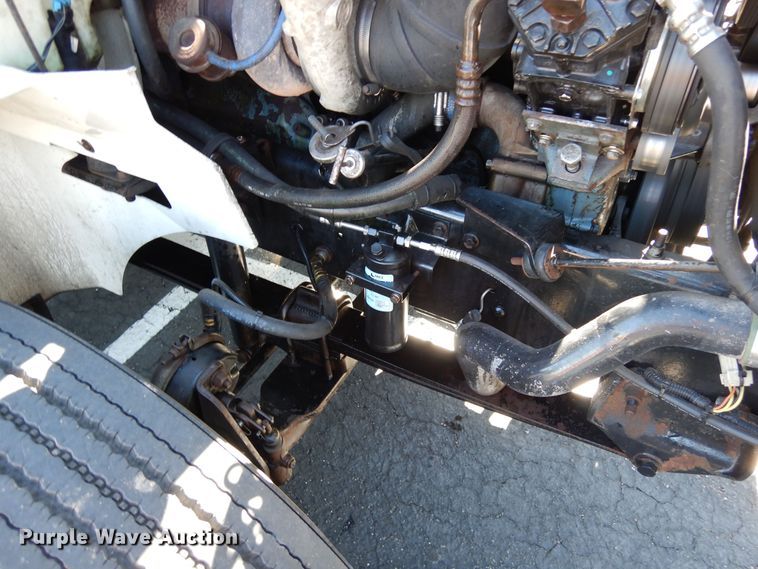 image for item DR1273 2000 International 9200i  semi truck