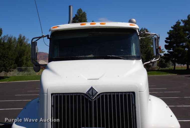 image for item DR1273 2000 International 9200i  semi truck