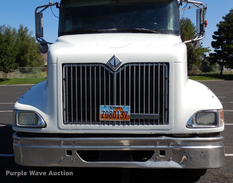 image for item DR1273 2000 International 9200i  semi truck