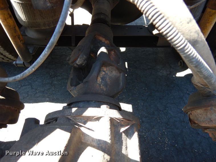 image for item DR1273 2000 International 9200i  semi truck