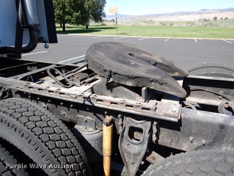 image for item DR1273 2000 International 9200i  semi truck