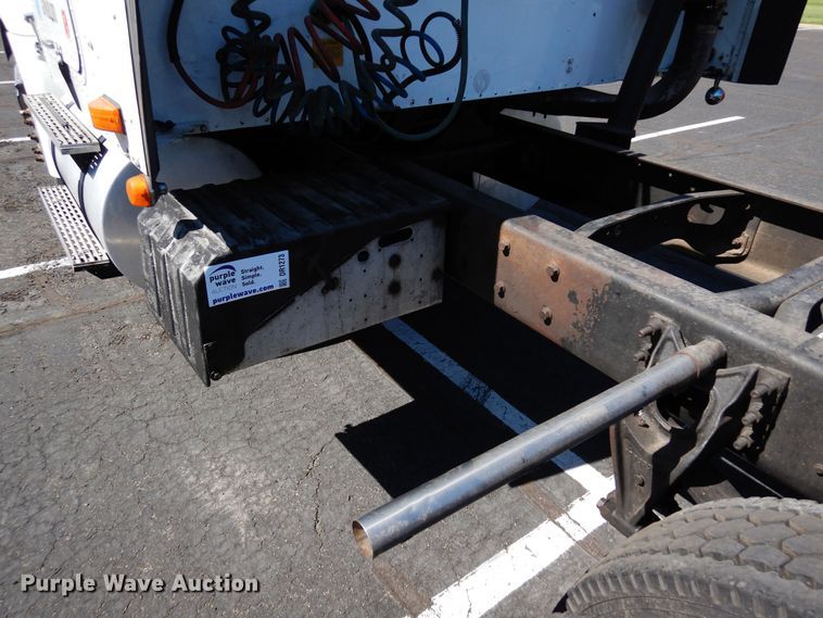 image for item DR1273 2000 International 9200i  semi truck