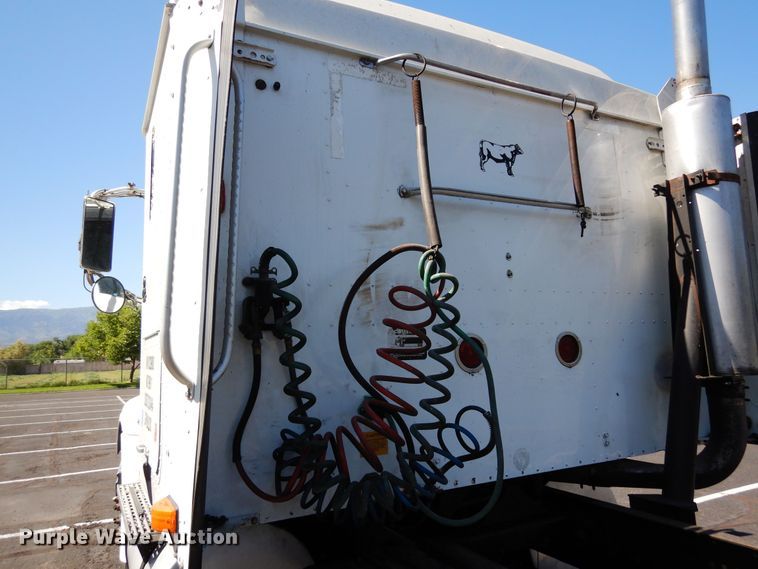 image for item DR1273 2000 International 9200i  semi truck