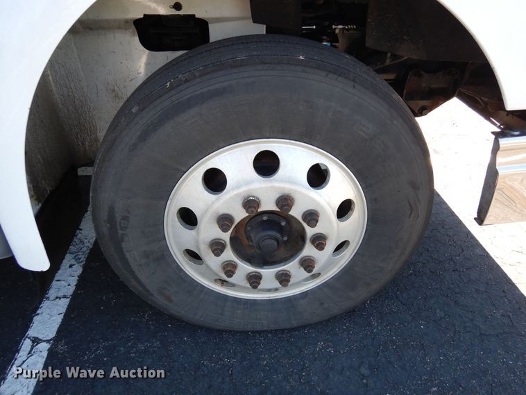 image for item DR1273 2000 International 9200i  semi truck