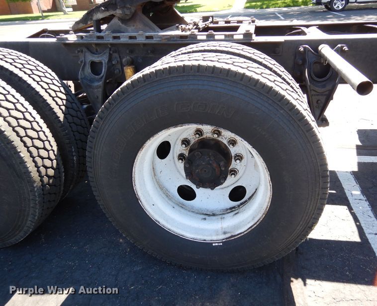 image for item DR1273 2000 International 9200i  semi truck