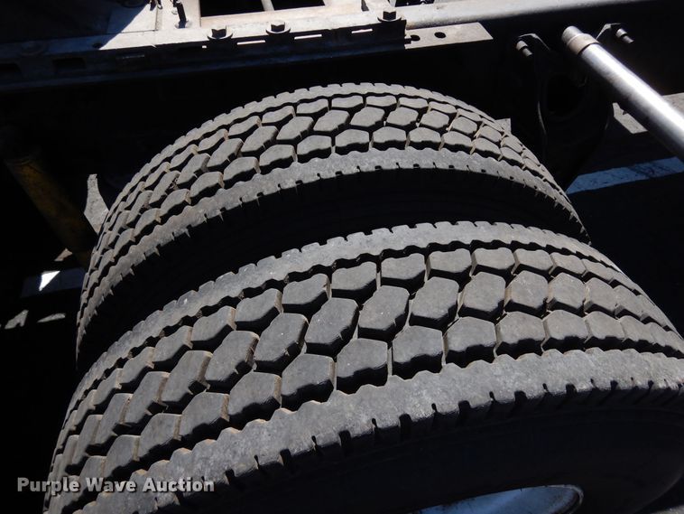 image for item DR1273 2000 International 9200i  semi truck