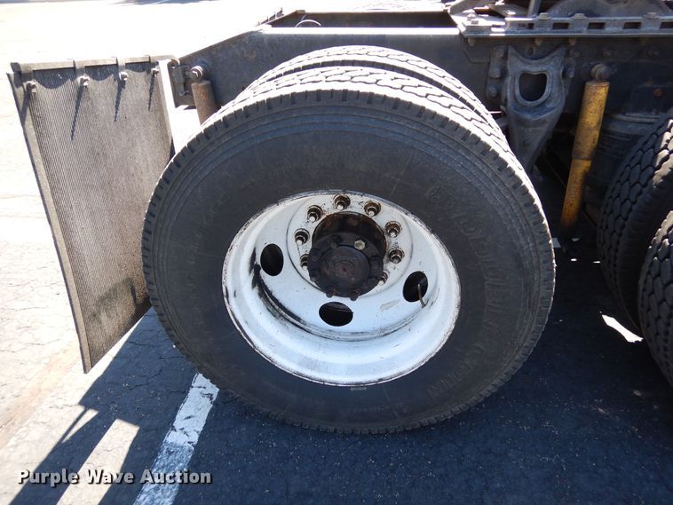 image for item DR1273 2000 International 9200i  semi truck