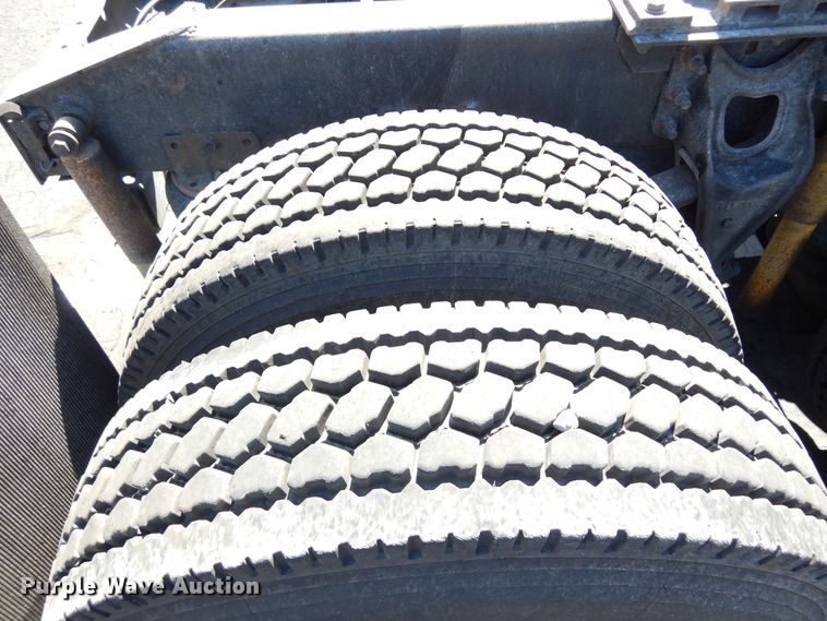 image for item DR1273 2000 International 9200i  semi truck