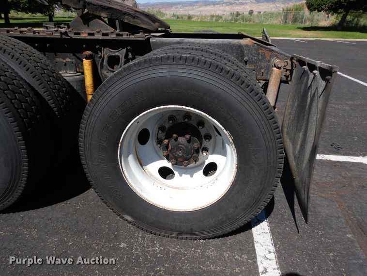 image for item DR1273 2000 International 9200i  semi truck