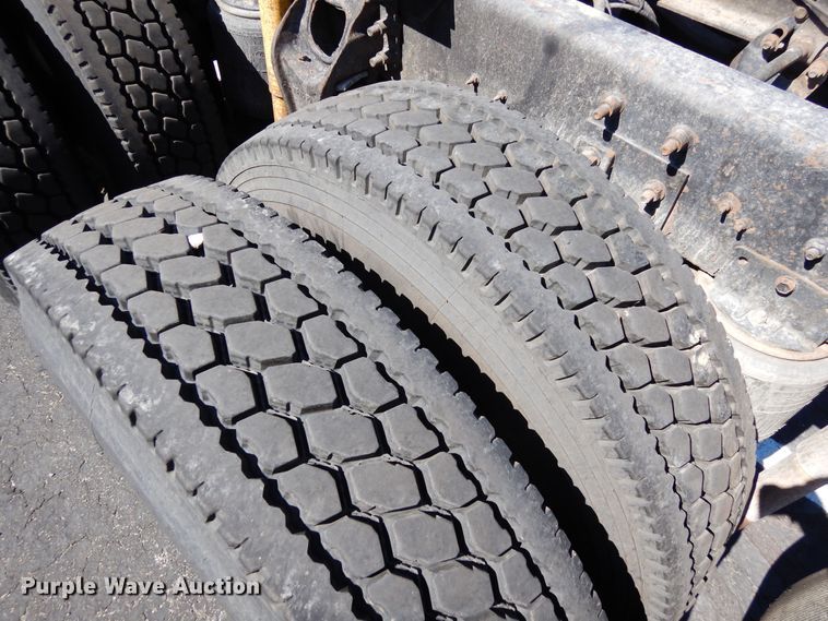 image for item DR1273 2000 International 9200i  semi truck