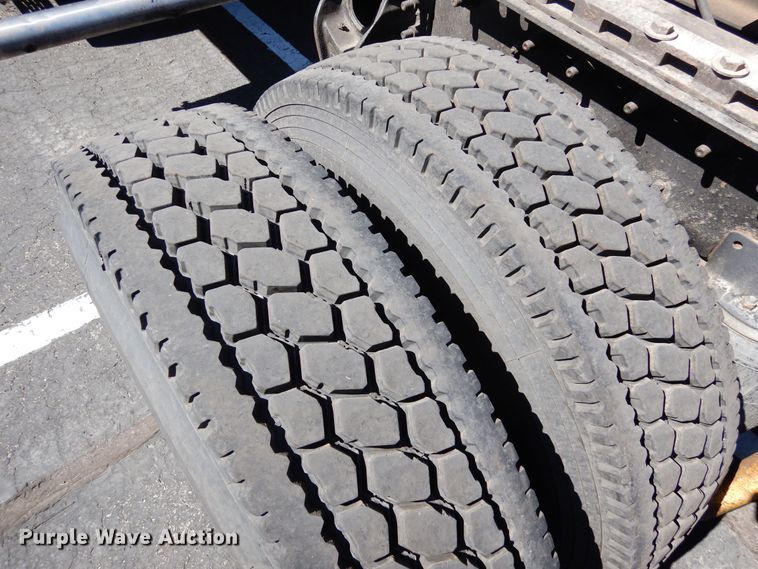 image for item DR1273 2000 International 9200i  semi truck