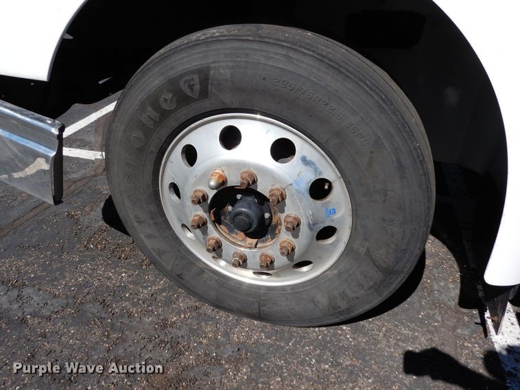 image for item DR1273 2000 International 9200i  semi truck