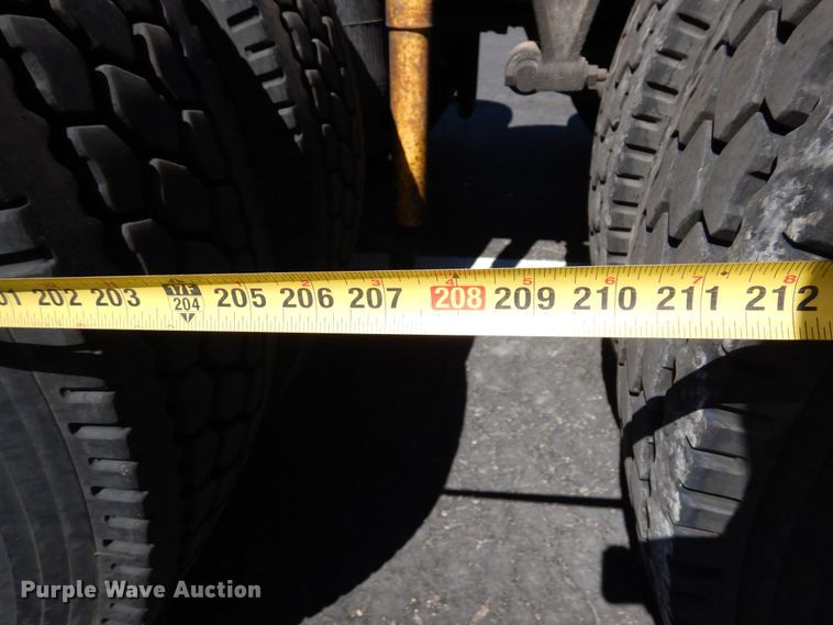 image for item DR1273 2000 International 9200i  semi truck