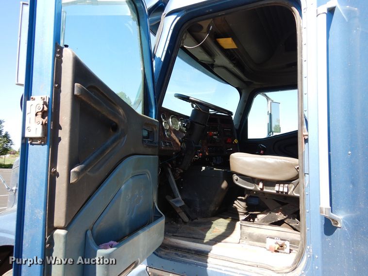 image for item DR1274 2000 International 9400i  semi truck
