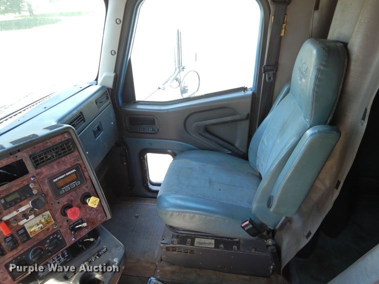 image for item DR1274 2000 International 9400i  semi truck