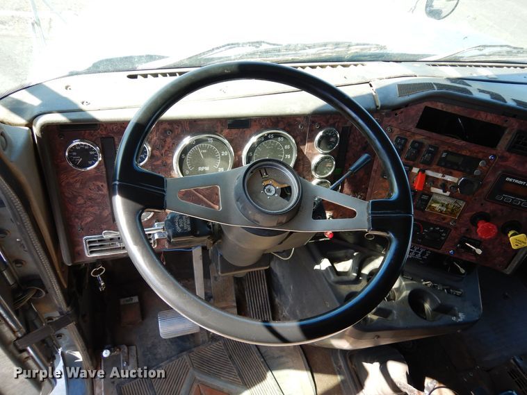 image for item DR1274 2000 International 9400i  semi truck