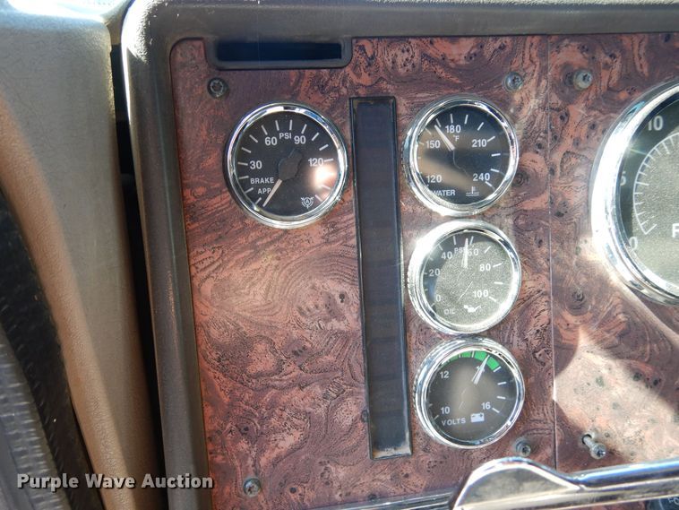 image for item DR1274 2000 International 9400i  semi truck