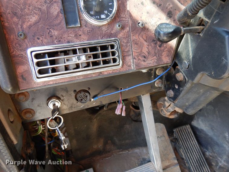 image for item DR1274 2000 International 9400i  semi truck