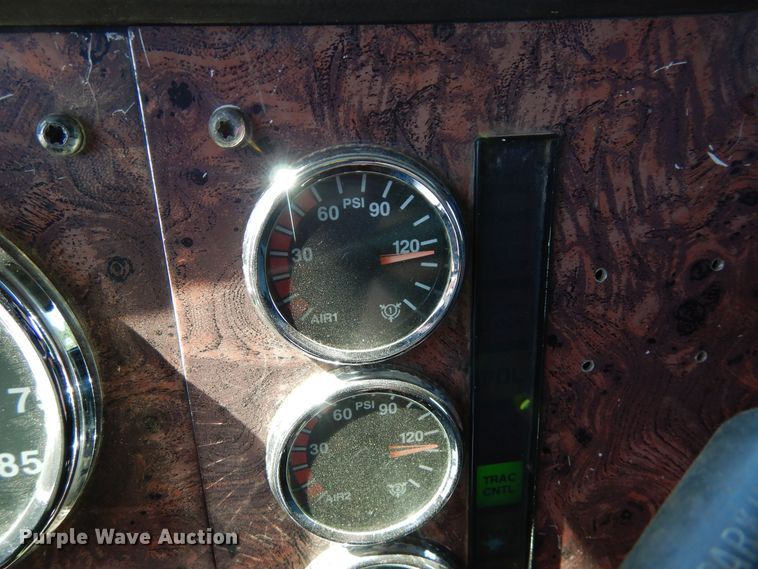 image for item DR1274 2000 International 9400i  semi truck