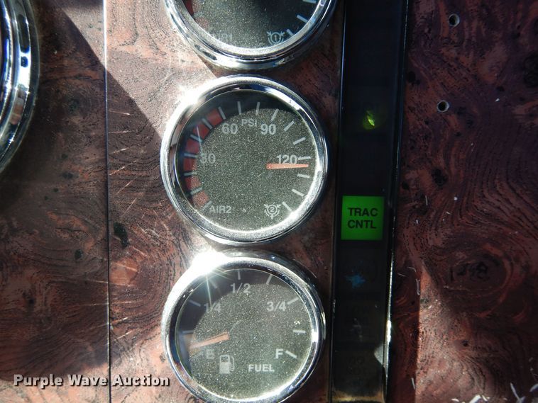 image for item DR1274 2000 International 9400i  semi truck