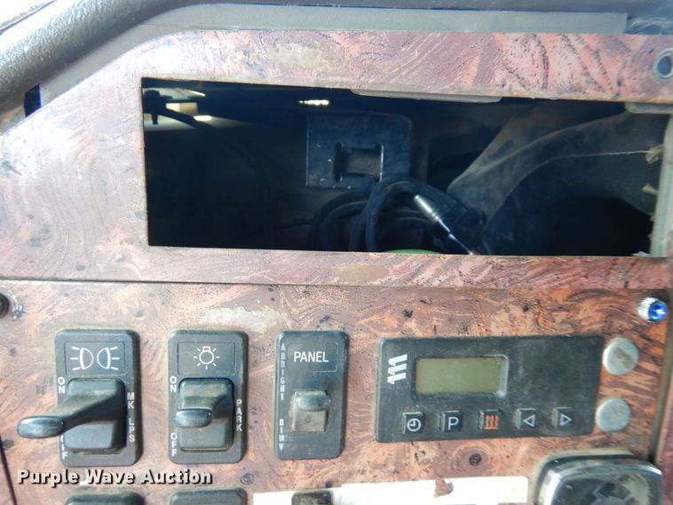 image for item DR1274 2000 International 9400i  semi truck