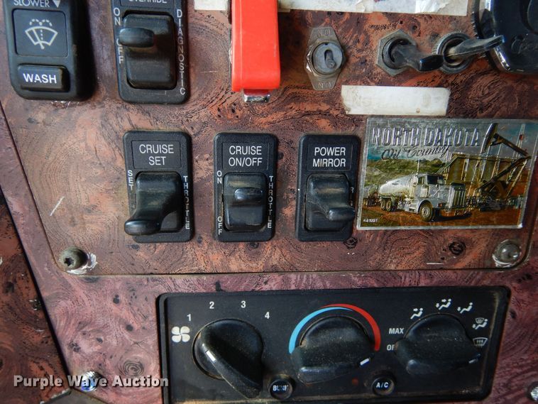 image for item DR1274 2000 International 9400i  semi truck