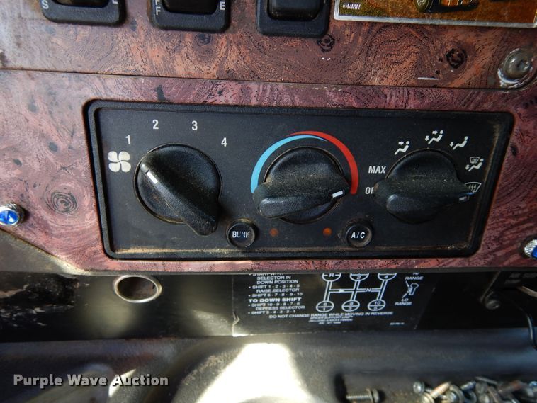 image for item DR1274 2000 International 9400i  semi truck