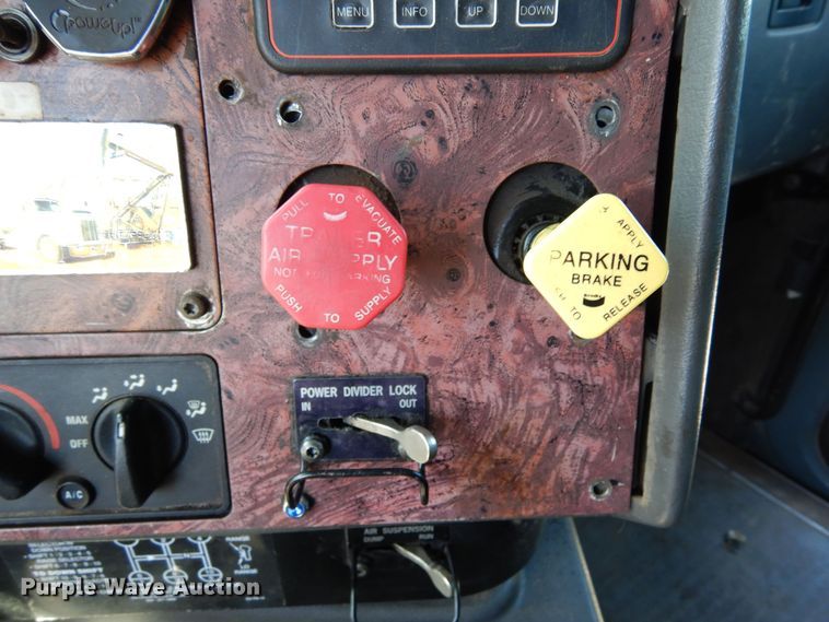 image for item DR1274 2000 International 9400i  semi truck