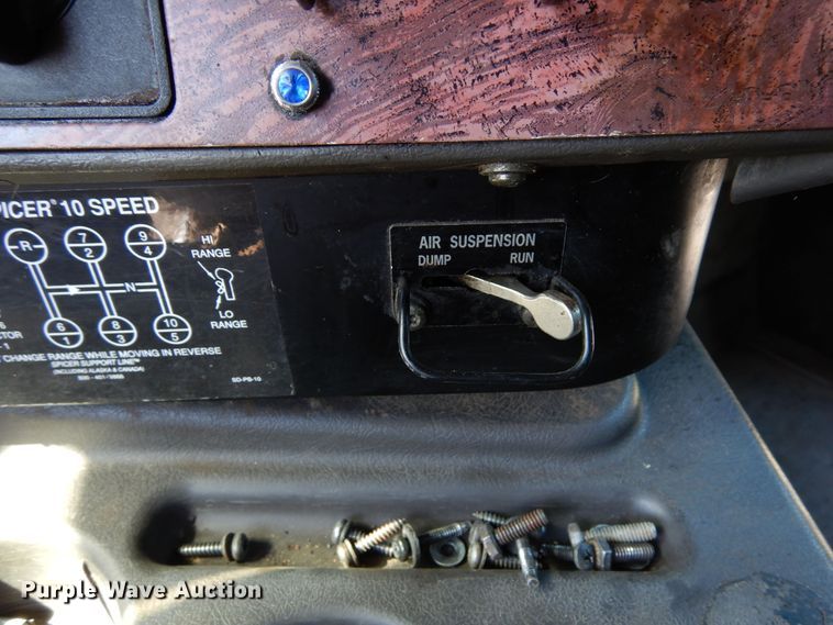 image for item DR1274 2000 International 9400i  semi truck