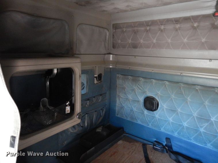 image for item DR1274 2000 International 9400i  semi truck