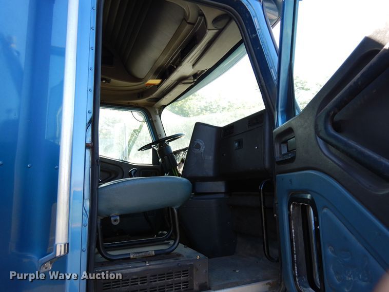 image for item DR1274 2000 International 9400i  semi truck