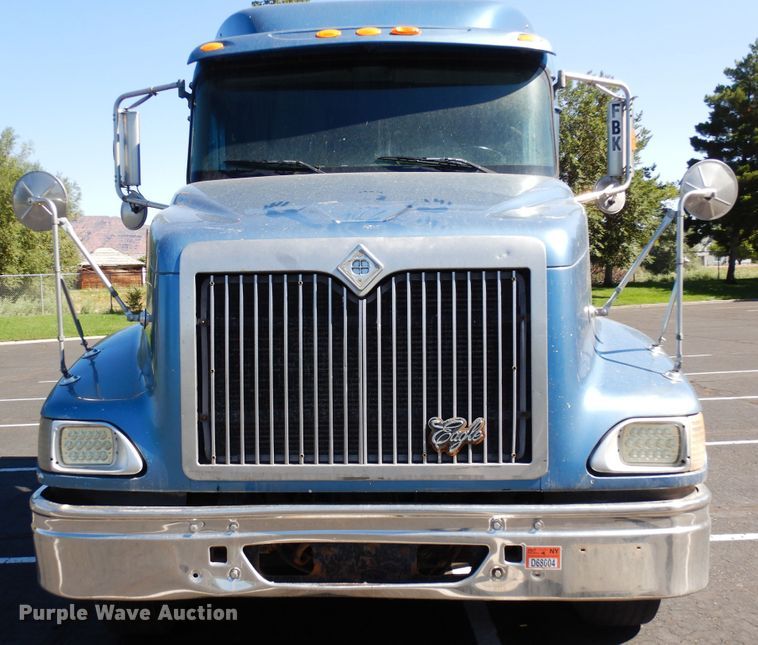 image for item DR1274 2000 International 9400i  semi truck