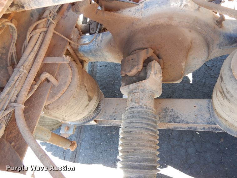 image for item DR1274 2000 International 9400i  semi truck