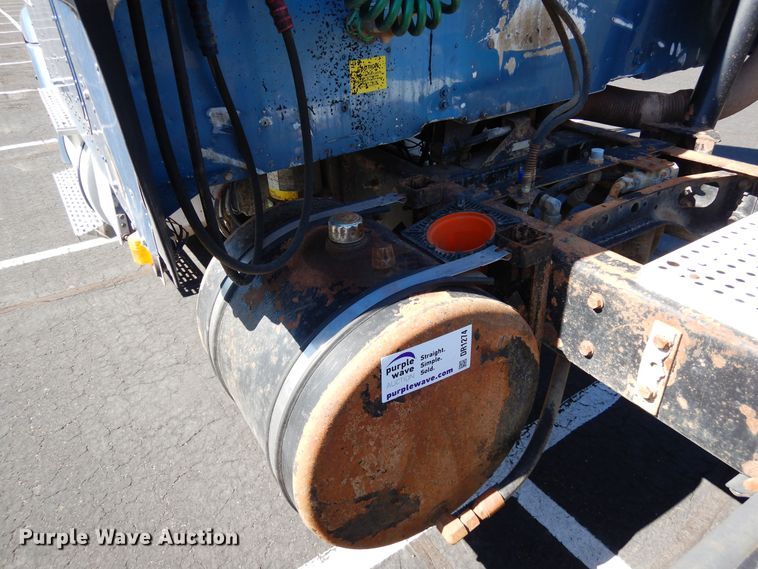 image for item DR1274 2000 International 9400i  semi truck