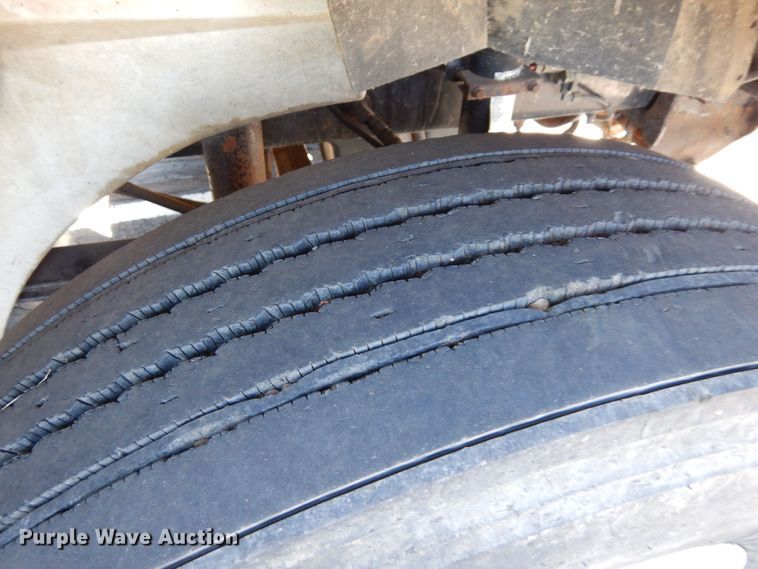 image for item DR1274 2000 International 9400i  semi truck