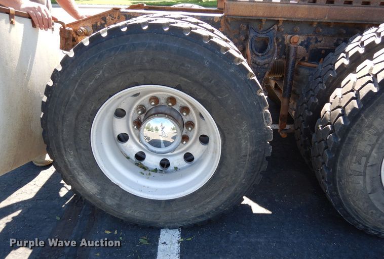 image for item DR1274 2000 International 9400i  semi truck