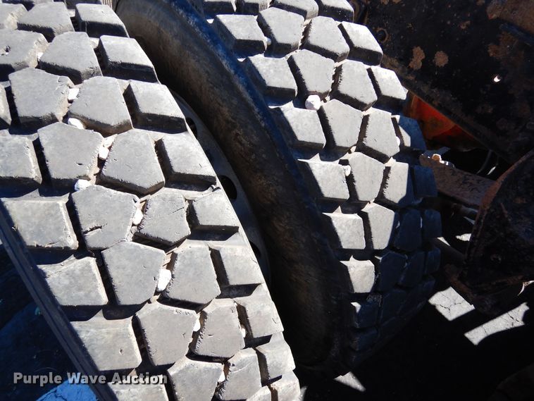 image for item DR1274 2000 International 9400i  semi truck