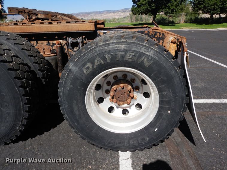 image for item DR1274 2000 International 9400i  semi truck