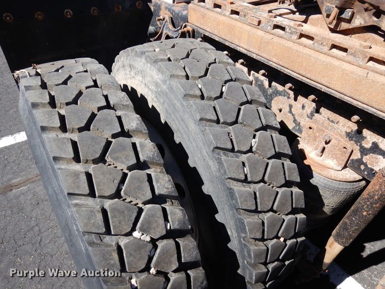 image for item DR1274 2000 International 9400i  semi truck