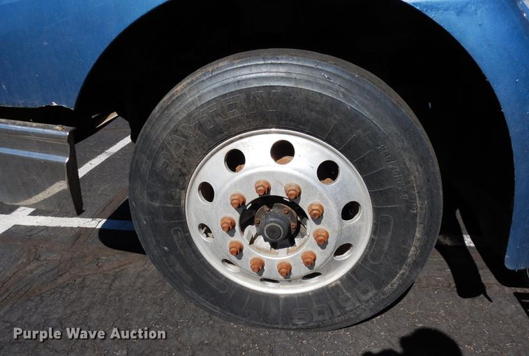 image for item DR1274 2000 International 9400i  semi truck