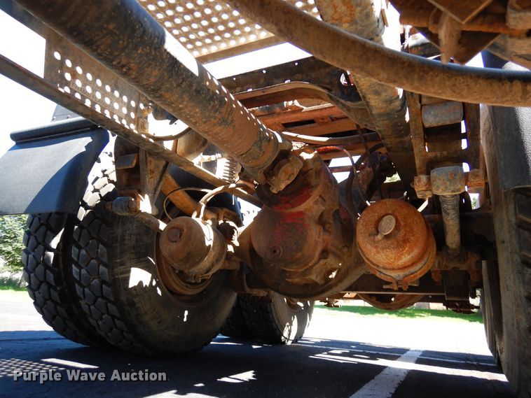 image for item DR1274 2000 International 9400i  semi truck