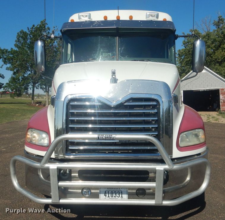 image for item HU9428 2008 Mack CXU613  semi truck