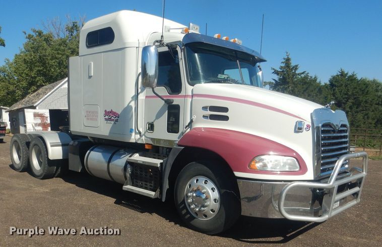 image for item HU9428 2008 Mack CXU613  semi truck