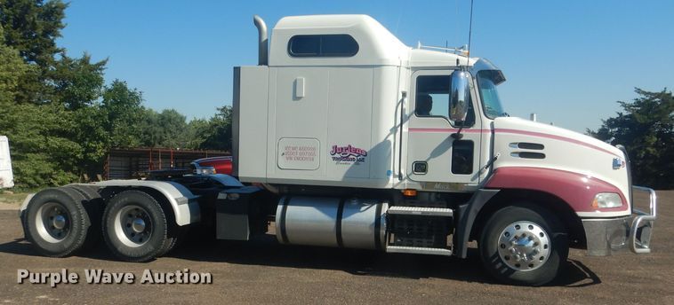 image for item HU9428 2008 Mack CXU613  semi truck