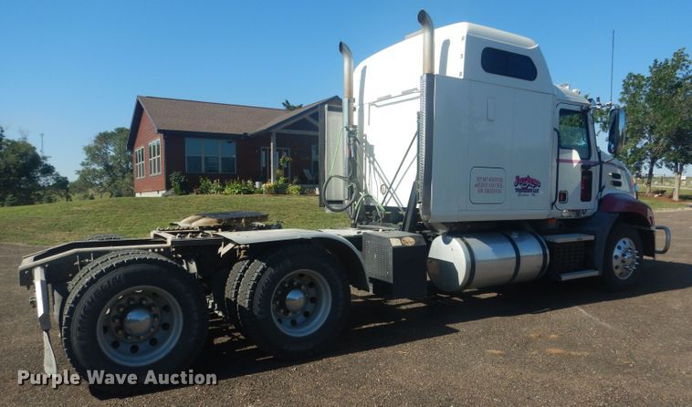 image for item HU9428 2008 Mack CXU613  semi truck