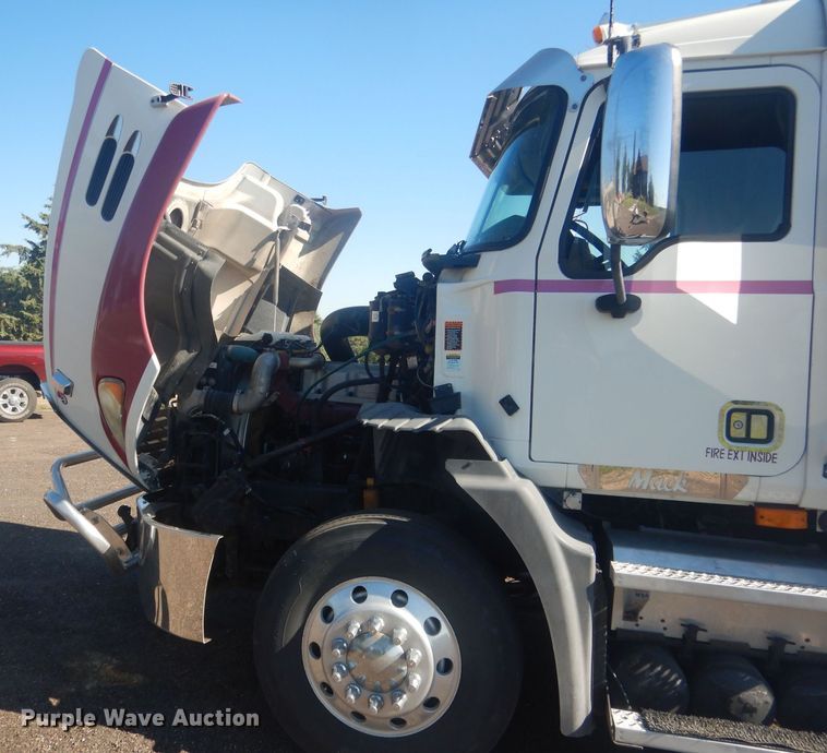 image for item HU9428 2008 Mack CXU613  semi truck