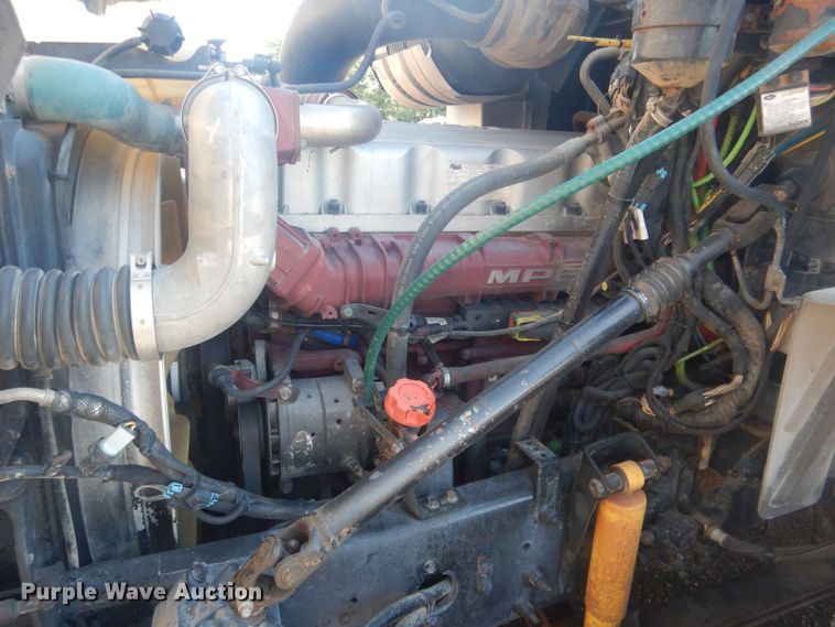 image for item HU9428 2008 Mack CXU613  semi truck